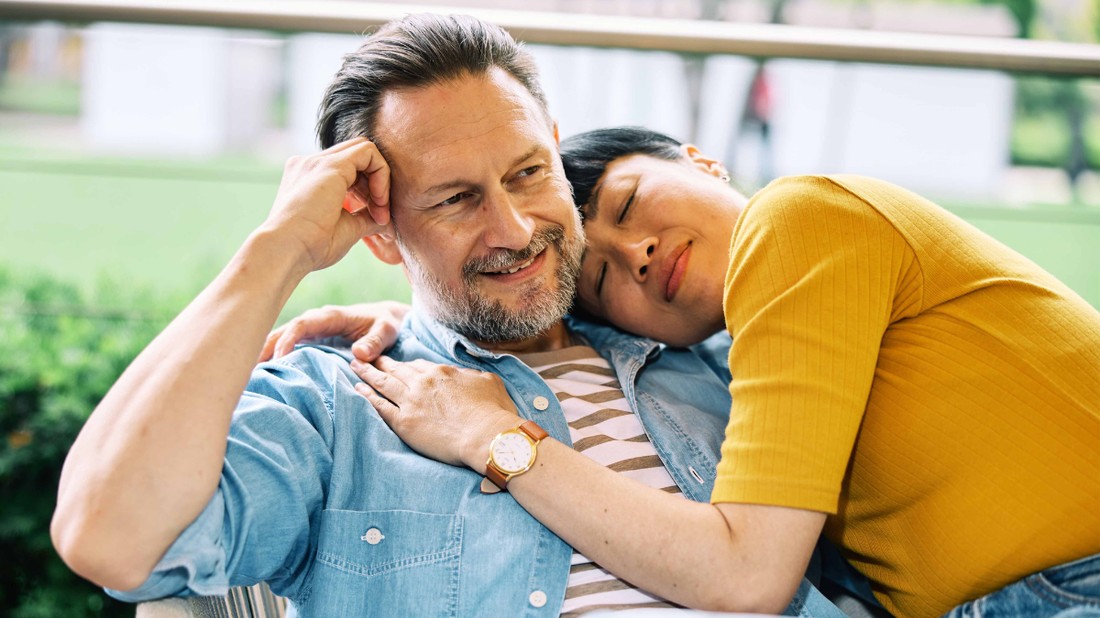 Rengeteg családban idegennek hathat a fenti kép: apa és anya jókedvűen ölelkeznek