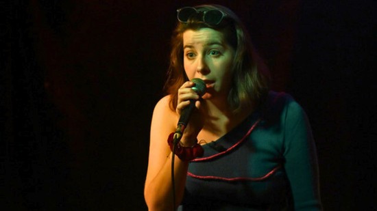 „Nő vagyok, vicces, és nem kérek elnézést” – Ress Abigél felrobbantja a hazai stand-upot