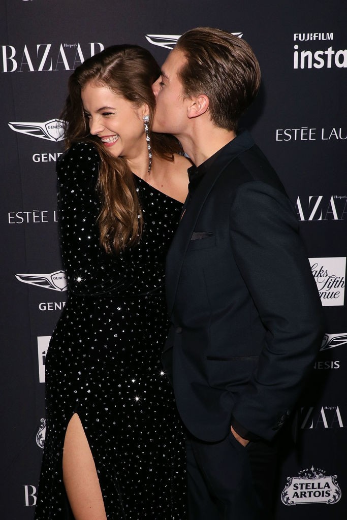 Palvin Barbara és Dylan Sprouse a Harper's BAZAAR ICONS Party vörös szőnyegén, 2018-ban