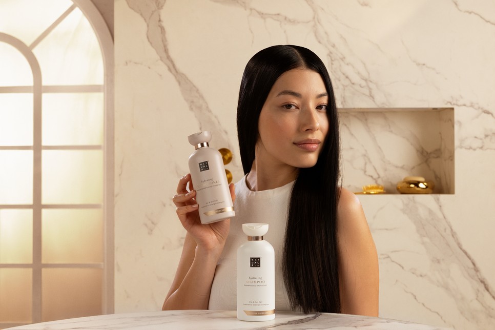 Hidratáló sampon RITUALS 5900 Ft/250 ml (23,6 Ft/1 ml) és hidratáló kondicionáló RITUALS 5900 Ft/250 ml (23,6 Ft/1 ml)