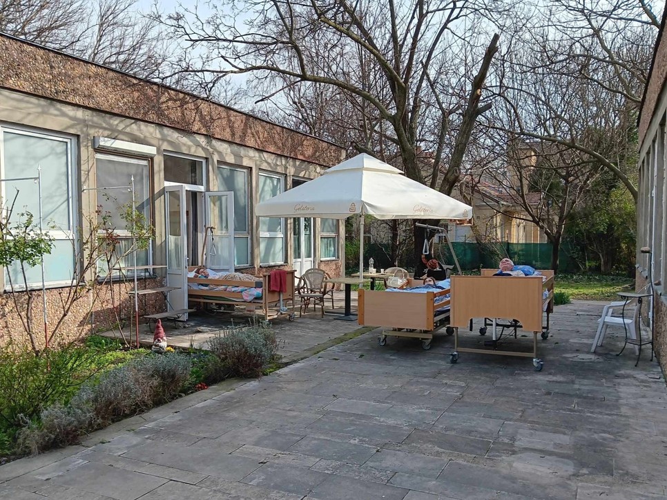 Kevesen gondolják, de a hospice ellátásban nem csak időseket, hanem súlyosan beteg gyermekeket is ápolnak