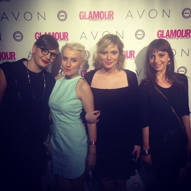 Tomcsányi Dóri beállt a GLAMOUR stylistja és szerkesztői mellé (Irina, Bori és Ancsa) egy fotó erejéig.