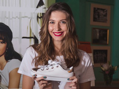 Íme a cipő, amibe Camila Cabello és Dallos Bogi is beleszeretett!