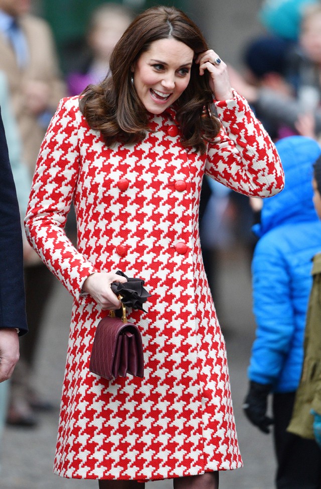 Kate Middleton tyúklábmintás kabátja