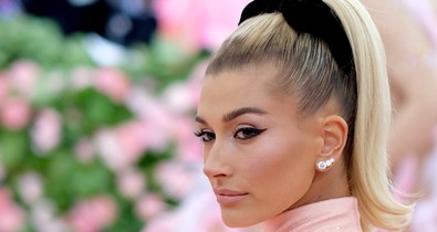 Hailey Bieber igazi Bratz babaként járja Párizst