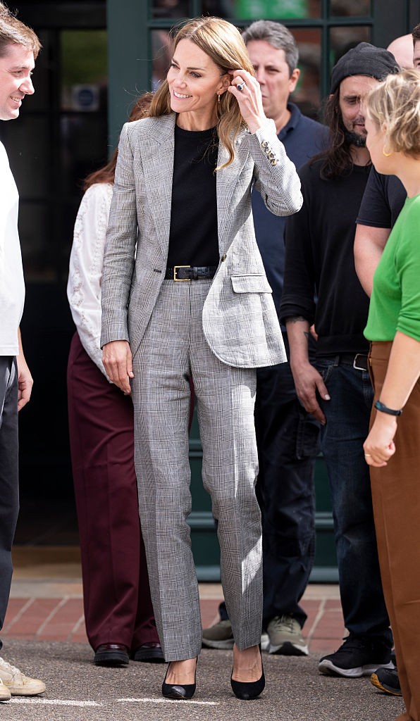 Katalin Bella Freud által tervezett nadrágkosztümje nem a kinézete miatt merész, hanem azért, amilyen üzenetet hordozhat. A kockás minta ugyanis a walesi herceg közismert szimbóluma. Az pedig, hogy a családjához szorosan kötődő „hazafias” outfitet éppen akkor viselte, amikor sógora, Harry herceg is az Egyesült Királyságba utazott, a Daily Mail szakértője, Laura Craik szerint nem volt véletlen. Úgy gondolja, ezzel szerette volna felhívni a nép figyelmét arra, kik a brit királyi család igazi bástyái, akik nap mint nap eleget tesznek a kötelezettségeiknek - utalva arra, hogy Harry és felesége, Meghan Markle 2020-ban úgy döntöttek, lemondanak a hercegi címükkel járó kötelezettségeikről.