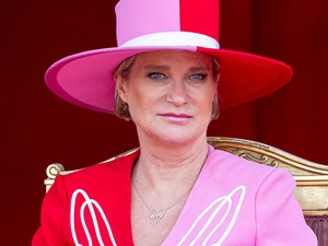 Kiakadtak az alattvalók Delphine belga hercegnő ruháján: sokak szerint illetlenség volt ilyet felvennie