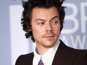 Harry Styles gyöngysorral, pántos cipőben érkezett a Brit díjátadóra