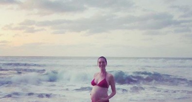 Bikiniben mutatta meg hatalmas pocakját Anne Hathaway!