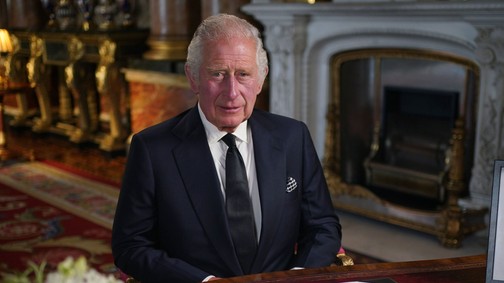 Károly király viaszszobra csokitortát kapott az arcába az aktivistáktól