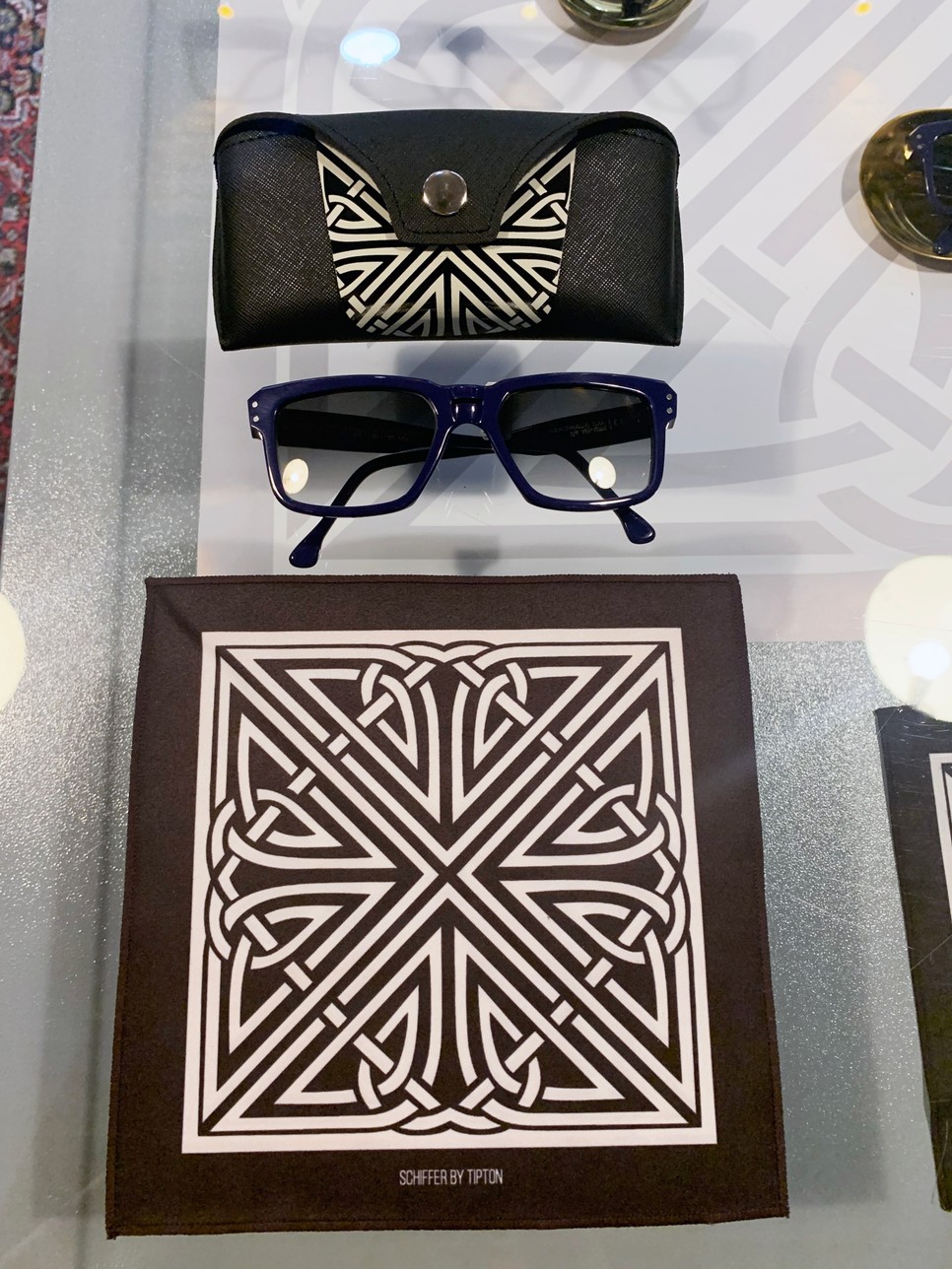 Ez a szemüvegkeret kompormisszumok nélkül született: megérkezett a Tipton x Schiffer