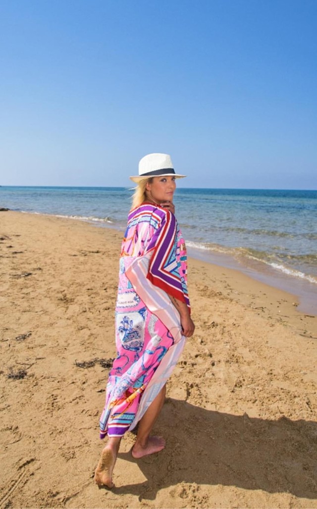 Nagyon irigyek vagyunk! Szalai Nóri egy gyönyörű strandruhában pózol a tengerparton