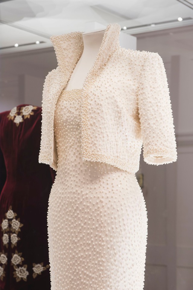 Catherine Walker a hercegnőnek tervezett ruhái egyre egyszerűbekké váltak a 90-es években, érezhető volt a 80-as évek harsány stílusától való erőteljes eltávolodás. Dianat istenítették modern, erőlködésmentes megjelenéséért és mindig a legjobban öltözött nőket összegyűjtő listák élvonalában szerepelt.