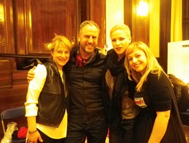 Stylist Nesley Nazari (balra), akinek két hete született lánya (a képen a büszke papával), ennek ellenére három bemutatót szervezett - megállíthatatlan a nő!