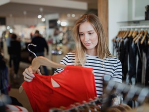 Tényleg minden új ruhát ki kell mosnunk, mielőtt felvennénk?