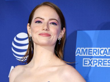 A 2019-es vörös szőnyeges szezont egy vagány darabban nyitotta meg Emma Stone