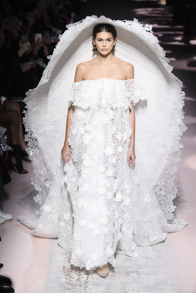 Ha ez lesz az új eskövői ruha trend, akkor nem lesz könnyű dolga a menyasszonynak