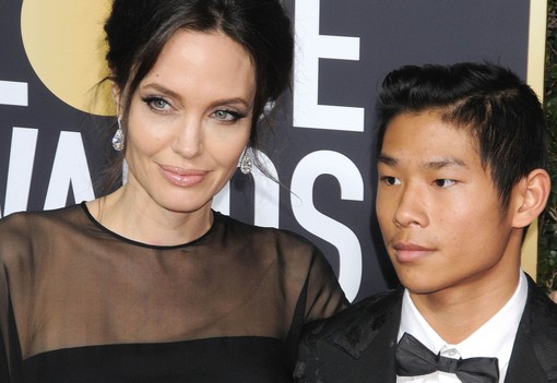 7 pillanat, amikor Angelina Jolie melltartó nélkül jelent meg a vörös szőnyegen: csak úgy sugárzott a színésznő a magabiztosságtól Glamour