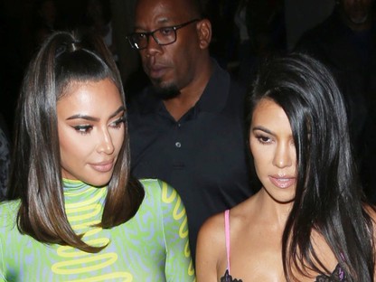 Falatnyi miniruhákban bulizott az ÖSSZES Kardashian-Jenner lány