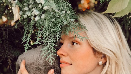 Marge kisbabája ma ellopta a show-t, de a gyönyörű ruháját így sem hagyjuk figyelmen kívül