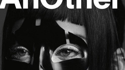 Rihanna most álarcban villant