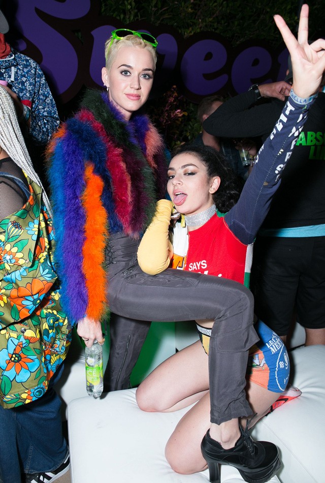 Katy Perry és Charli XCX a Coachella fesztiválon