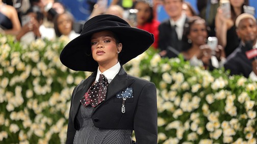 Hatalmasat nőtt Rihanna babapocakja: a várandós énekesnő kivágott ruhában mutatta meg magát a cannes-i vörös szőnyegen