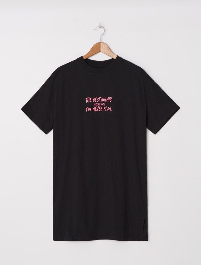 Hailey Bieber tudja miben kell dübörögni ezen a nyáron: Ugorj bele te is egy pólóruhába