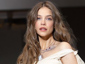 Palvin Barbara végzet asszonyának öltözött, egészen új arcát mutatta meg a szupermodell