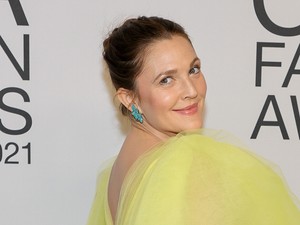 Drew Barrymore habos ruhájában annyira cuki, hogy jönne, hogy beleharapjunk