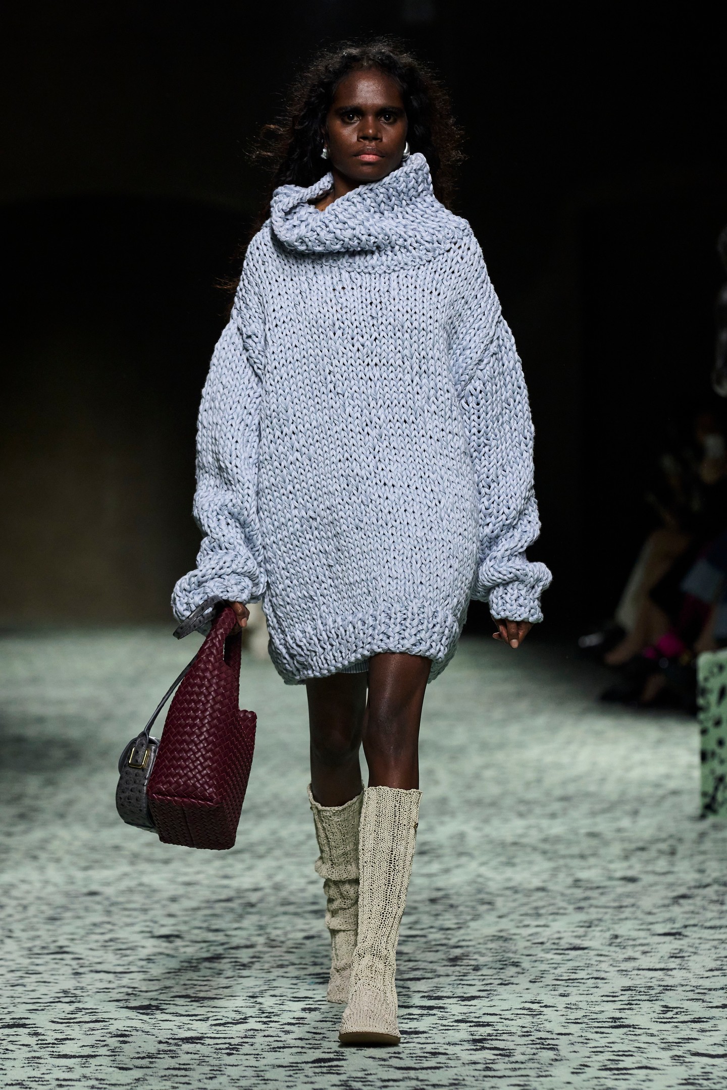 Bottega Veneta FW23 – Az ősz nem is az igazi egy klasszikus kötött pulcsi nélkül, amelynek most az oversized verziója dominálta a kifutókat. Ráadásul egy leggings is elég hozzá!