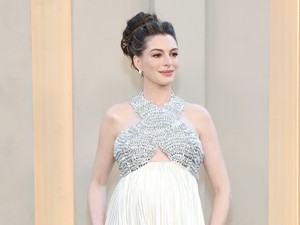 Anne Hathaway végtelenül kínos helyzetbe került a vörös szőnyegen, nyilvánosan kért bocsánatot