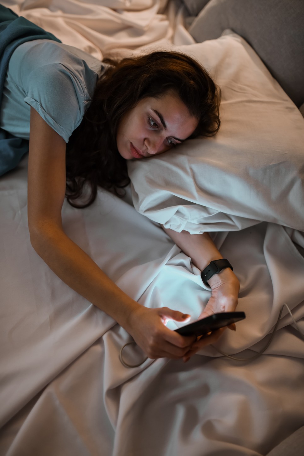 A felnőttek harmada küzd alvásproblémákkal, amin a lefekvés előtti képernyőbámulás cseppet sem segít