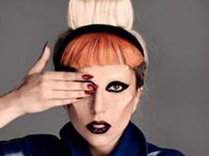 Újra vetkőzött a bizarrul maszkírozott Lady Gaga