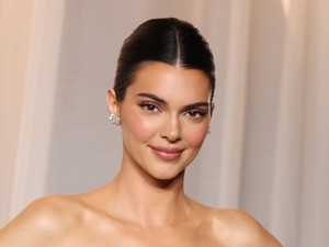 Kendall Jenner és Jacob Elordi közös fotójára már régóta vártunk, összebújva pózol Hollywood legújabb álompárja