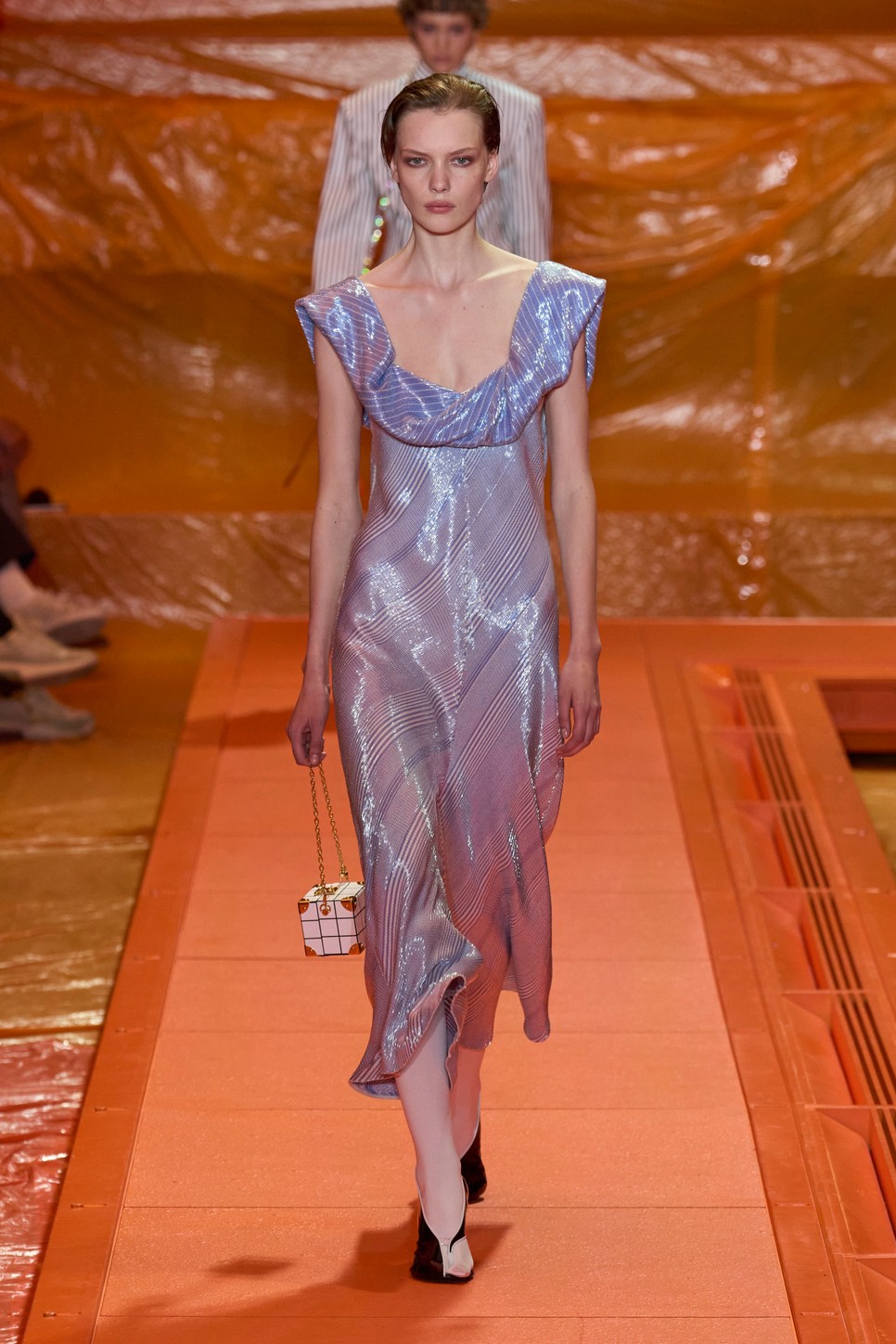 A választott szett a Louis Vuitton 2024-es tavaszi-nyári kollekció bemutatójának kifutójáról