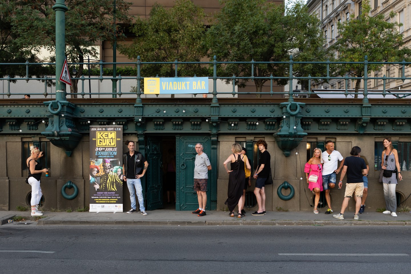Kenguru 30. jubileumi kiállítás a Viadukt Bárban, Budepesten