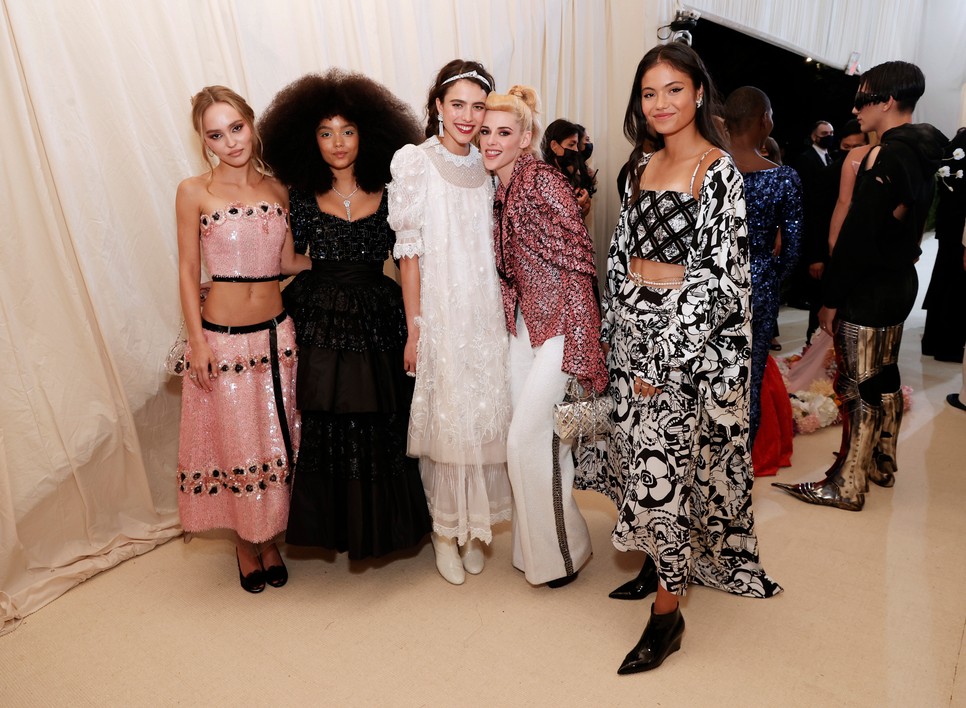 Lily-Rose Depp, Whitney Peak, Margaret Qualley, Kristen Stewart és Emma Raducanu 