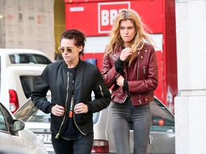 Szenvedélyesen csókolta Kristen Stewart Palvin Barbi barátnőjét