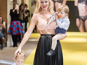 Terhes nő bugyiban a kifutón