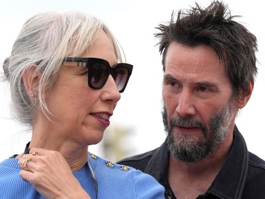 Akár a tinédzserek: ritkán látott szerelmes fotók készültek Keanu Reevesről és barátnőjéről