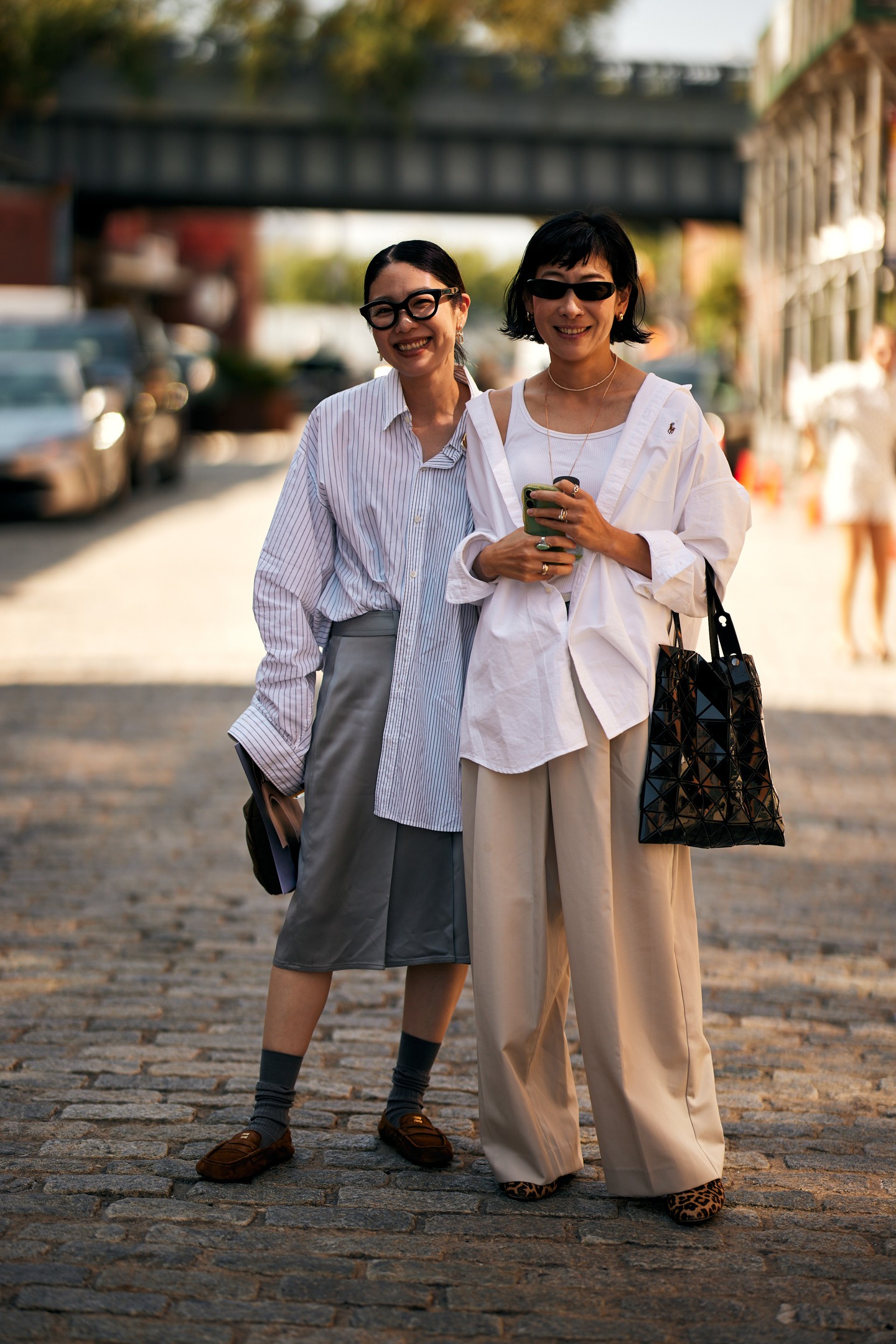 Ha aszimmetrikusan tűröd be az ingedet a szoknyádba vagy a nadrágodba, megmutatod a derékvonaladat, így megmarad a formád, de a maradék anyag lazán és stílusosan omlik rá a hastájékra