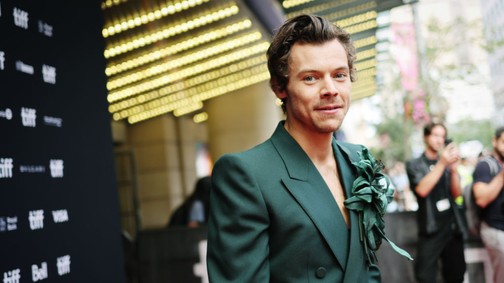 Kapaszkodj meg: Harry Styles teljesen kopasz lett
