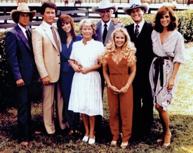 Dallas (1978-1991) Megunhatatlan az Ewing család életéről szóló sorozat. A magyar közönség 1990-től merült el az intrikák, családi drámák és az olajkutak világában. Ma már kissé elavultnak hat, de hét éven keresztül péntekenként az egész ország ezt várta, nem csoda, hogy aki akkor gyerek, fiatal volt, még ma is leragad a tévé előtt, ha valahol az ismétlésbe belefut.