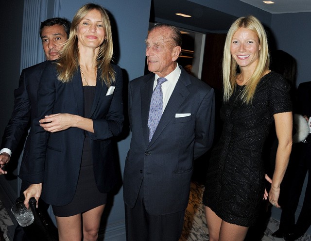 Fülöp herceg Cameron Diaz és Gwyneth Paltrow társaságában egy bárban.