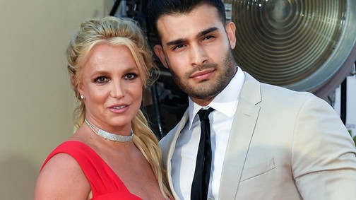 Britney végig bohóckodott, pasija inkább szexizett a vörös szőnyegen