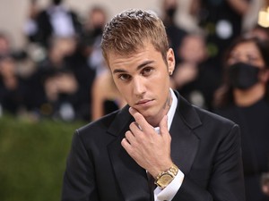 Justin Bieber gyakorlatilag félmeztelenül ment szentmisére: valósággal kikeltek magukból az énekes rajongói
