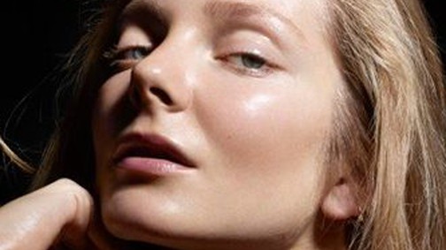 Mihalik Enikő órával meztelenkedik