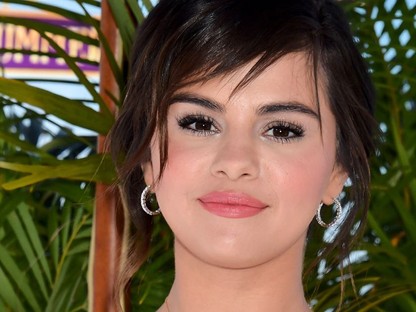 Selena Gomez egész nap lábsúlyokban járkál, de közben gyorskaját eszik! Ennek mi értelme? 