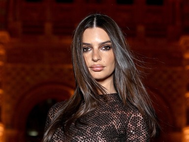 Emily Ratajkowski új szintre emelte a meztelenruha-trendet, minden szem rászegeződött a vörös szőnyegen